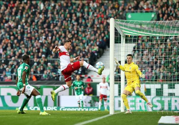 Bilder des Jahres 2024, Sport 11 November Sport Themen der Woche KW48 Sport Bilder des Tages Bremen , Bundesliga SV Werder Bremen vs. VfB Stuttgart , Tor zum 1:1, (L-R) Derrick Köhn (Werder Bremen), Torschütze Ermedin Demirovic (VfB Stuttgart), Torwart Michael Zetterer (Werder Bremen) Gemäß den Vorgaben der DFL Deutschen Fußball Liga ist es untersagt, in dem Stadion und oder vom Spiel angefertigte Fotoaufnahmen in Form von Sequenzbildern und oder videoähnlichen Fotostrecken zu verwerten bzw. verwerten zu lassen. *** Bremen , Bundesliga SV Werder Bremen vs VfB Stuttgart , Goal for 1 1, L R Derrick Köhn Werder Bremen , Goalscorer Ermedin Demirovic VfB Stuttgart , Goalkeeper Michael Zetterer Werder Bremen In accordance with the regulations of the DFL German Football League, it is prohibited to use or have used photographs taken in the stadium and or of the match in the form of sequential images and or video-like photo series