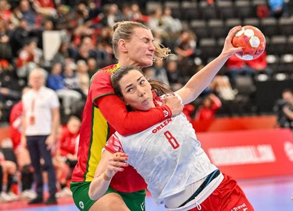 Sport Themen der Woche KW48 Sport Bilder des Tages Monika Kobylinska (Polen, 08) am Ball und im Zweikampf mit Bebiana Catarina Rodrigues Sabino (Portugal, 07) SUI, Polen - Portugal, Frauen-Handball, Womens EHF EURO 2024, 2. Spieltag, Group C, 30.11.2024 SUI, Polen - Portugal, Frauen-Handball, Womens EHF EURO 2024, 2. Spieltag, Group C, 30.11.2024 Basel *** Monika Kobylinska Poland, 08 on the ball and in a duel with Bebiana Catarina Rodrigues Sabino Portugal, 07 SUI, Poland Portugal, Womens Handball, Womens EHF EURO 2024, Matchday 2, Group C, 30 11 2024 SUI, Poland Portugal, Womens Handball, Womens EHF EURO 2024, Matchday 2, Group C, 30 11 2024 Basel Copyright: xEibner-Pressefoto ThomasxHessx EP_THS