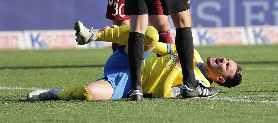 Ermin Bicakcic Eintracht Braunschweig is injured on the ground Football, Men, Season 2024 2025 2 BL, Eintracht Stadion, Eintracht Braunschweig vs SSV Jahn Regensburg, 0 0 DFL REGULATIONS PROHIBIT ANY USE OF PHOTOGRAPHS AS IMAGE SEQUENCES AND OR QUASI VIDEO