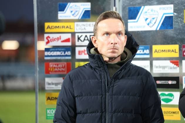 SOCCER - BL, Hartberg vs RBS HARTBERG,AUSTRIA,30.NOV.24 - SOCCER - ADMIRAL Bundesliga, TSV Hartberg vs Red Bull Salzburg. Image shows head coach Pepijn Lijnders (RBS).  GEPAxpictures xChrisxBauer