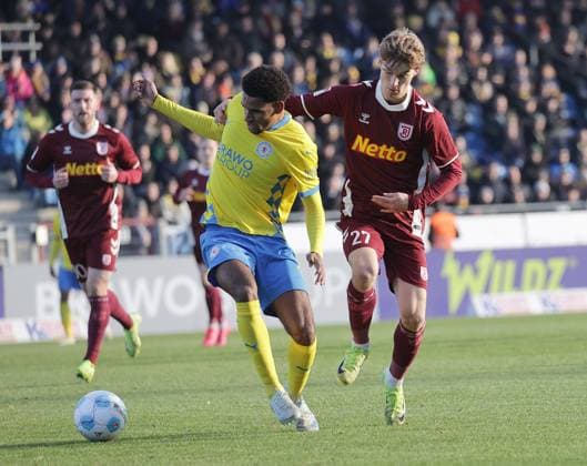 Sanoussy Ba Eintracht Braunschweig in duel with Dominik Kother SSV Jahn Regensburg Football, Men, Season 2024 2025 2 BL, Eintracht Stadion, Eintracht Braunschweig vs SSV Jahn Regensburg, 0 0 DFL REGULATIONS PROHIBIT ANY USE OF PHOTOGRAPHS AS IMAGE SEQUENCES AND OR QUASI VIDEO