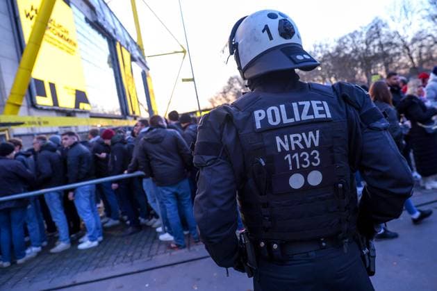 30.11.2024, Borussia Dortmund - FC Bayern München, 1. Fußball Bundesliga, 12. Spieltag, Signal Iduna Park, Saison 2024 2025: Hohe Polizeipräsenz vor dem Hochrisikospiel. DFB regulations prohibit any use of photographs as image sequences and or quasi-video. Nordrhein-Westfalen Deutschland *** 30 11 2024, Borussia Dortmund FC Bayern Munich, 1 Soccer Bundesliga, Matchday 12, Signal Iduna Park, Season 2024 2025 High police presence before the high-risk match DFB regulations prohibit any use of photographs as image sequences and or quasi video North Rhine-Westphalia Germany