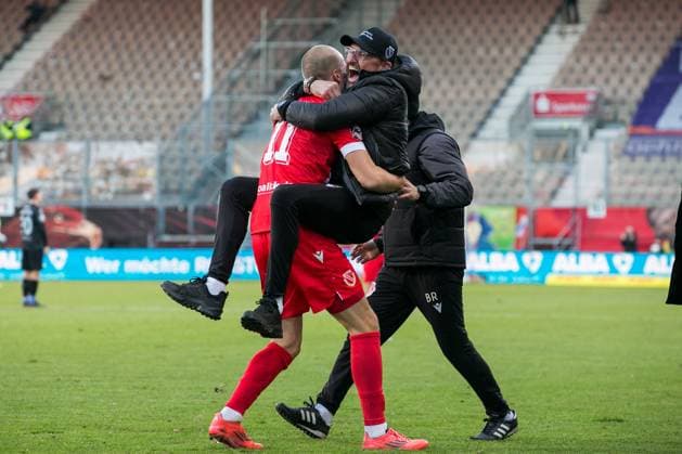 Sport Themen der Woche KW48 Sport Bilder des Tages Cottbus, Deutschland 30. November 2024: 3. Liga - 2024 2025 - FC Energie Cottbus vs. SpVgg Unterhaching Im Bild: li. Phil Halbauer (Energie Cottbus) jubelt mit Trainer Claus-Dieter Wollitz (Energie Cottbus) über das 2:0 DFB regulations prohibit any use of photographs as image sequences and or quasi-video. LEAG Energie Stadion Brandenburg *** Cottbus, Germany 30 November 2024 3 Liga 2024 2025 FC Energie Cottbus vs SpVgg Unterhaching In the picture left Phil Halbauer Energie Cottbus cheers with coach Claus Dieter Wollitz Energie Cottbus over the 2 0 DFB regulations prohibit any use of photographs as image sequences and or quasi video LEAG Energie Stadion Brandenburg Copyright: xFotostandx xWeilandx