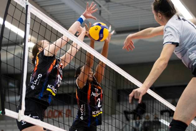 1 Volleyball Bundesliga Women Schwarz Weiss Erfurt vs Allianz MTV Stuttgart Erfurt 30 11 2024 Sina Siebert 7 Schwarz Weiss Erfurt vs Charlotte Krenicky 15 Allianz MTV Stuttgart left and Breland Morrissette 2 Allianz MTV Stuttgart center 1 Volleyball Bundesliga Women Schwarz Weiss Erfurt vs Allianz MTV Stuttgart Riethsporthalle Erfurt 30 11 2024 Copyright: xBEAUTIFULxSPORTS Duehringx