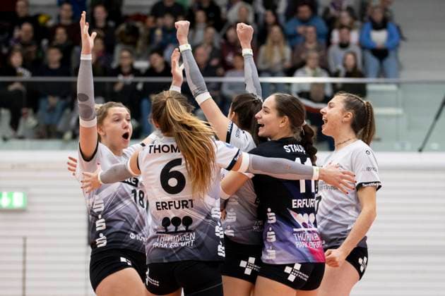 1 Volleyball Bundesliga Women Schwarz Weiss Erfurt vs Allianz MTV Stuttgart Erfurt 30 11 2024 Cheers Schwarz Weiß Erfurt 1 Volleyball Bundesliga Women Schwarz Weiss Erfurt vs Allianz MTV Stuttgart Riethsporthalle Erfurt 30 11 2024 Copyright: xBEAUTIFULxSPORTS Duehringx