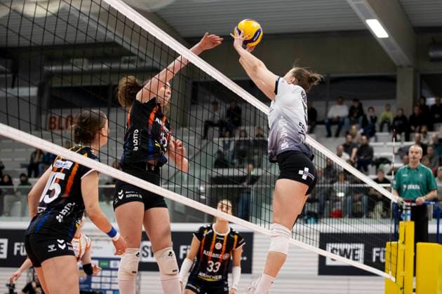 1 Volleyball Bundesliga Women Schwarz Weiss Erfurt vs Allianz MTV Stuttgart Erfurt 30 11 2024 Lucia Varela 12 Allianz MTV Stuttgart vs Isabella Noble 5 Schwarz Weiss Erfurt 1 Volleyball Bundesliga Women Schwarz Weiss Erfurt vs Allianz MTV Stuttgart Riethsporthalle Erfurt 30 11 2024 Copyright: xBEAUTIFULxSPORTS Duehringx
