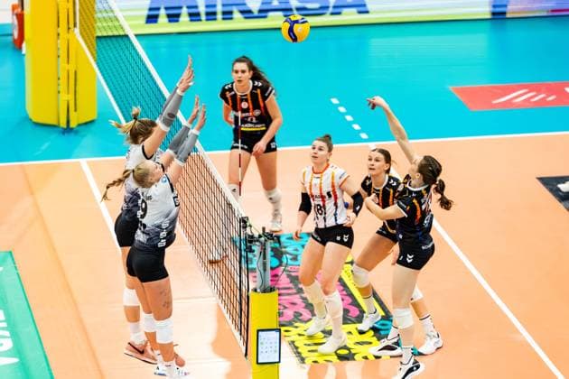 30 11 2024, GER, Volleyball, Women, 1 BL, Main Round, Season 24 25, Schwarz Weiss Erfurt Allianz MTV Stuttgart Madelyn Robinson Allianz MTV Stuttgart Antonia Greskamp Schwarz Weiss Erfurt 99089 Erfurt Sporthalle Sportanlage Rieths Thüringen Germany