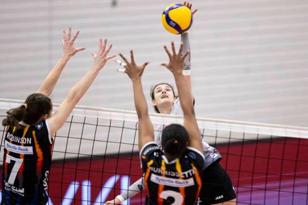 1 Volleyball Bundesliga Women Schwarz Weiss Erfurt vs Allianz MTV Stuttgart Erfurt 30 11 2024 Ana Krulj 3 Schwarz Weiss Erfurt vs Madelyn Robinson 7 Allianz MTV Stuttgart left and Breland Morrissette 2 Allianz MTV Stuttgart 1 Volleyball Bundesliga Women Schwarz Weiss Erfurt vs Allianz MTV Stuttgart Riethsporthalle Erfurt 30 11 2024 Copyright: xBEAUTIFULxSPORTS Duehringx
