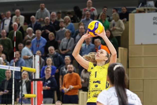30 11 2024, xusrbx, Volleyball 1 Bundesliga Damen, VC Wiesbaden SSC Palmberg Schwerin emspor, v l Karla Antunovic SSC Palmberg Schwerin, 1 , DFL DFB REGULATIONS PROHIBIT ANY USE OF PHOTOGRAPHS as IMAGE SEQUENCES and or QUASI VIDEO Wiesbaden