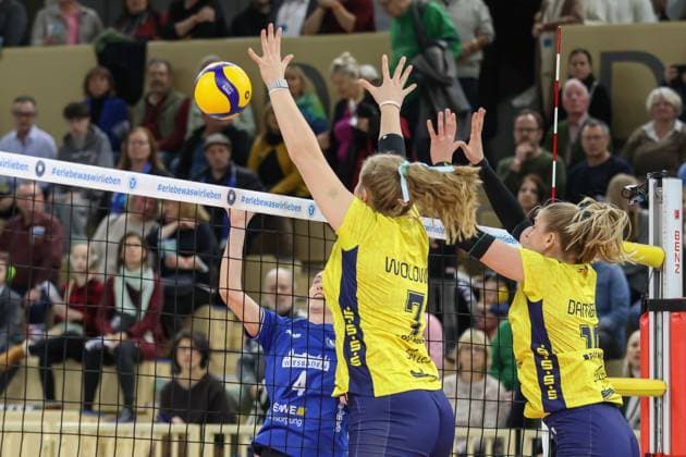 30 11 2024, xusrbx, Volleyball 1 Bundesliga Damen, VC Wiesbaden SSC Palmberg Schwerin emspor, v l Tanja Grosser VC Wiesbaden, 4 , Meg Wolowicz SSC Palmberg Schwerin, 7 , DFL DFB REGULATIONS PROHIBIT ANY USE OF PHOTOGRAPHS as IMAGE SEQUENCES and or QUASI VIDEO Wiesbaden