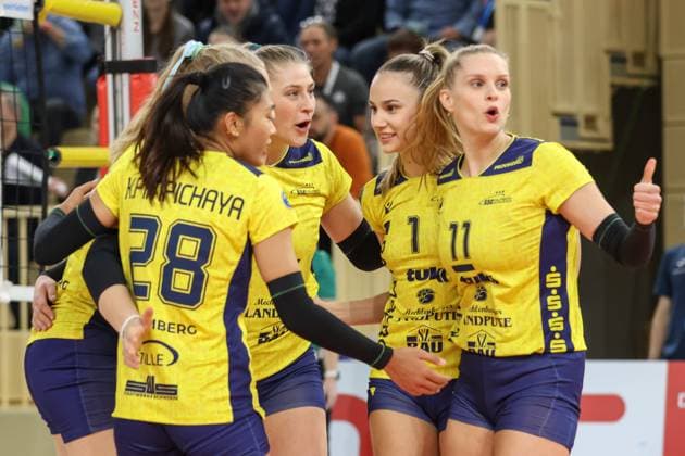 30.11.2024, xusrbx, Volleyball 1.Bundesliga Damen, VC Wiesbaden - SSC Palmberg Schwerin emspor, die Spielerinnen von SSC Palmperg Schwerin, Jubel, (DFL DFB REGULATIONS PROHIBIT ANY USE OF PHOTOGRAPHS as IMAGE SEQUENCES and or QUASI-VIDEO) Wiesbaden