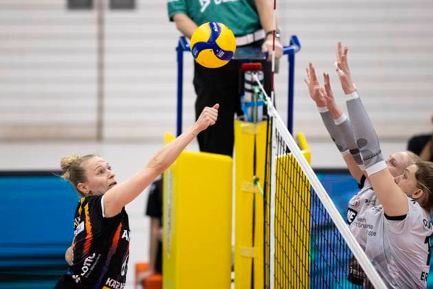 1 Volleyball Bundesliga Women Schwarz Weiss Erfurt vs Allianz MTV Stuttgart Erfurt 30 11 2024 Antonia Stautz 6 Allianz MTV Stuttgart vs Kaylee Oscarson 18 Schwarz Weiss Erfurt in front and Antonia Greskamp 9 Schwarz Weiss Erfurt behind 1 Volleyball Bundesliga Women Schwarz Weiss Erfurt vs Allianz MTV Stuttgart Riethsporthalle Erfurt 30 11 2024 Copyright: xBEAUTIFULxSPORTS Duehringx