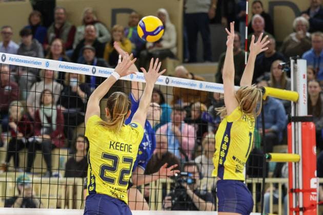 30 11 2024, xusrbx, Volleyball 1 Bundesliga Damen, VC Wiesbaden SSC Palmberg Schwerin emspor, v l Jaeliyn Keene SSC Palmberg Schwerin, 22 , Tanja Grosser VC Wiesbaden, 4 , s14 DFL DFB REGULATIONS PROHIBIT ANY USE OF PHOTOGRAPHS as IMAGE SEQUENCES and or QUASI VIDEO Wiesbaden