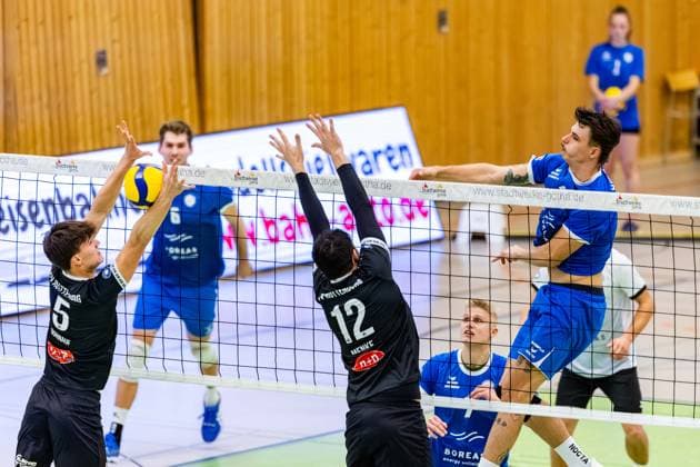30 11 2024, GER, Volleyball, 2 BL Maenner Sued, Season 2024 2025, Blue Volleys Gotha TV 1861 Rottenburg Maximum Crowder Blue Volleys Gotha David Dornauf TV 1861 Rottenburg Yannick Menke TV 1861 Rottenburg 99867 Gotha Sporthalle Sportanlage Ernesti Thüringen Germany