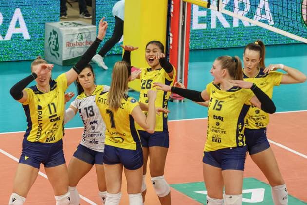 30 11 2024, xusrbx, Volleyball 1 Bundesliga Damen, VC Wiesbaden SSC Palmberg Schwerin emspor, f l the players of SSC Palmperg Schwerin, cheering, DFL DFB REGULATIONS PROHIBIT ANY USE OF PHOTOGRAPHS as IMAGE SEQUENCES and or QUASI VIDEO Wiesbaden