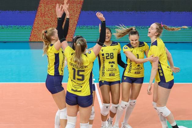 30 11 2024, xusrbx, Volleyball 1 Bundesliga Damen, VC Wiesbaden SSC Palmberg Schwerin emspor, f l the players of SSC Palmperg Schwerin, cheering, DFL DFB REGULATIONS PROHIBIT ANY USE OF PHOTOGRAPHS as IMAGE SEQUENCES and or QUASI VIDEO Wiesbaden