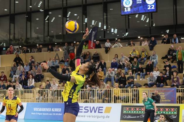 30 11 2024, xusrbx, Volleyball 1 Bundesliga Damen, VC Wiesbaden SSC Palmberg Schwerin emspor, v l Finnja Frommann SSC Palmberg Schwerin, 20 , score18 to 22 for Schwerin DFL DFB REGULATIONS PROHIBIT ANY USE OF PHOTOGRAPHS as IMAGE SEQUENCES and or QUASI VIDEO Wiesbaden