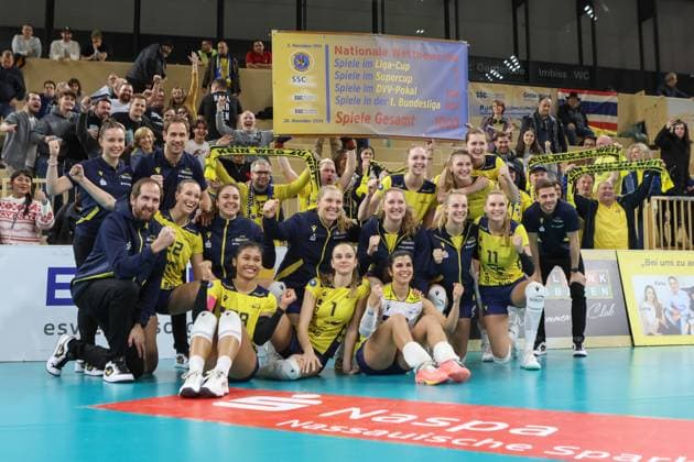 30 11 2024, xusrbx, Volleyball 1 Bundesliga Damen, VC Wiesbaden SSC Palmberg Schwerin emspor, the team of SSC Palmperg Schwerin, team photo DFL DFB REGULATIONS PROHIBIT ANY USE OF PHOTOGRAPHS as IMAGE SEQUENCES and or QUASI VIDEO Wiesbaden