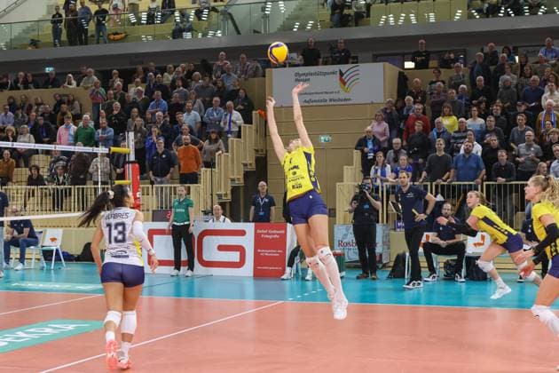 30 11 2024, xusrbx, Volleyball 1 Bundesliga Damen, VC Wiesbaden SSC Palmberg Schwerin emspor, v l Patricia Llabres Herrera SSC Palmberg Schwerin, 13 , Karla Antunovic SSC Palmberg Schwerin, 1 , DFL DFB REGULATIONS PROHIBIT ANY USE OF PHOTOGRAPHS as IMAGE SEQUENCES and or QUASI VIDEO Wiesbaden
