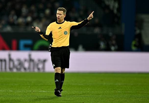 30 11 2024, xfux, Fussball 2 Bundesliga, SV Darmstadt 98 Preussen Münster, emspor, v l Referee Referee Tobias Welz gives instructions, gesticulates, gesticulate with arms gives instructions, gesticulate, gesticolando DFL DFB REGULATIONS PROHIBIT ANY USE OF PHOTOGRAPHS as IMAGE SEQUENCES and or QUASI VIDEO Licensing of the photographic work to and or by SV Darmstadt 1898 e V and subsidiaries is not permitted No release of or sale to SV Darmstadt 1898 e V Darmstadt