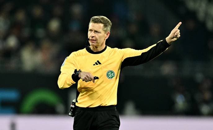 30 11 2024, xfux, Fussball 2 Bundesliga, SV Darmstadt 98 Preussen Münster, emspor, v l Referee Referee Tobias Welz gives instructions, gesticulates, gesticulate with arms gives instructions, gesticulate, gesticolando DFL DFB REGULATIONS PROHIBIT ANY USE OF PHOTOGRAPHS as IMAGE SEQUENCES and or QUASI VIDEO Licensing of the photographic work to and or by SV Darmstadt 1898 e V and subsidiaries is not permitted No release of or sale to SV Darmstadt 1898 e V Darmstadt