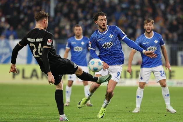 2024 11 30 xJFAx 2 Bundesliga SV Darmstadt 98 Preußen Münster v l , Niko Koulis Preußen Münster , Fraser Hornby SV Darmstadt 98 DFL DFB REGULATIONS PROHIBIT ANY USE OF PHOTOGRAPHS as IMAGE SEQUENCES and or QUASI VIDEO Copyright: JoaquimxFerreira