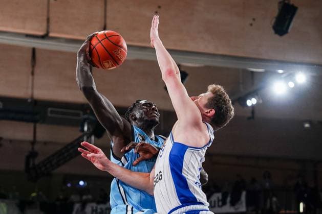 Sport Themen der Woche KW48 Sport Bilder des Tages Kur Kuath (Veolia Towers Hamburg, 23) gegen Patrick Heckmann (Frankfurt Skyliners, 33), GER, Veolia Towers Hamburg vs Frankfurt Skyliners, Basketball, Bundesliga, Spieltag 10, Saison 2024 2025, 30.11.2024 GER, Veolia Towers Hamburg vs Frankfurt Skyliners, Basketball, Bundesliga, Spieltag 10, Saison 2024 2025, 30.11.2024 Hamburg *** Kur Kuath Veolia Towers Hamburg, 23 vs Patrick Heckmann Frankfurt Skyliners, 33 , GER, Veolia Towers Hamburg vs Frankfurt Skyliners, Basketball, Bundesliga, Matchday 10, Season 2024 2025, 30 11 2024 GER, Veolia Towers Hamburg vs Frankfurt Skyliners, Basketball, Bundesliga, Matchday 10, Season 2024 2025, 30 11 2024 Hamburg Copyright: xEibner-Pressefoto MaxxVincenx EP_MVN