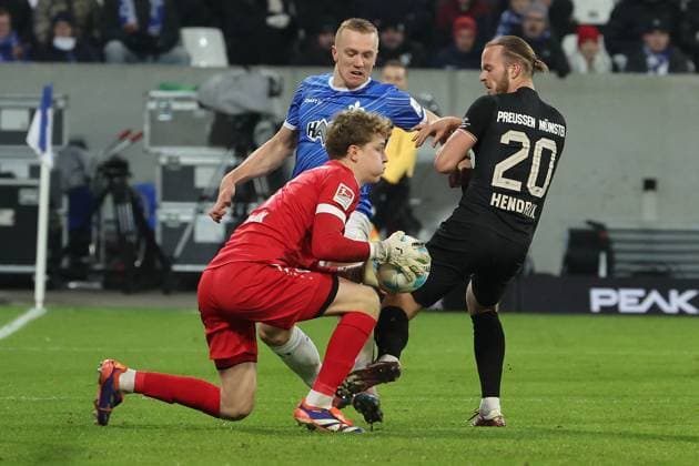 2024 11 30 xJFAx 2 Bundesliga SV Darmstadt 98 Preußen Münster v l , Goalkeeper Johannes Schenk Preußen Münster , Isac Alexi Sivert Lidberg SV Darmstadt 98 , Jorrit Hendrix Preußen Münster Zweikampf, Action, Aktion, Battles for the Ball DFL DFB REGULATIONS PROHIBIT ANY USE OF PHOTOGRAPHS as IMAGE SEQUENCES and or QUASI VIDEO Copyright: JoaquimxFerreira