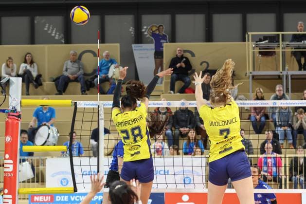 30 11 2024, xusrbx, Volleyball 1 Bundesliga Damen, VC Wiesbaden SSC Palmberg Schwerin emspor, v l Pimpichaya Beem Kokeam SSC Palmberg Schwerin, 28 , Meg Wolowicz SSC Palmberg Schwerin, 7 , DFL DFB REGULATIONS PROHIBIT ANY USE OF PHOTOGRAPHS as IMAGE SEQUENCES and or QUASI VIDEO Wiesbaden