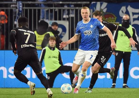 30 11 2024, xhbx, Soccer 2 Bundesliga, SV Darmstadt 98 Preussen Münster emspor, v l Daniel Kyerewaa Preußen Münster , Isac Lidberg SV Darmstadt 98 , Niko Koulis Preußen Münster DFL DFB REGULATIONS PROHIBIT ANY USE OF PHOTOGRAPHS as IMAGE SEQUENCES and or QUASI VIDEO Darmstadt