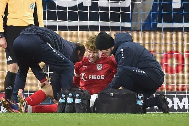 30 11 2024, xhbx, Soccer 2 Bundesliga, SV Darmstadt 98 Preussen Münster emspor, v l Johannes Schenk Preußen Münster injured, injury, DFL DFB REGULATIONS PROHIBIT ANY USE OF PHOTOGRAPHS as IMAGE SEQUENCES and or QUASI VIDEO Darmstadt