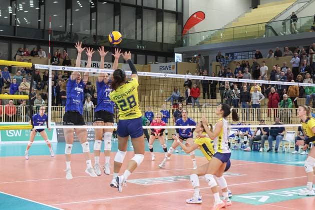 30 11 2024, xusrbx, Volleyball 1 Bundesliga Damen, VC Wiesbaden SSC Palmberg Schwerin emspor, v l Adirana Welna VC Wiesbaden, 7 , Jonna Wasserfaller VC Wiesbaden, 14 , Pimpichaya Beem Kokeam SSC Palmberg Schwerin, 28 , DFL DFB REGULATIONS PROHIBIT ANY USE OF PHOTOGRAPHS as IMAGE SEQUENCES and or QUASI VIDEO Wiesbaden