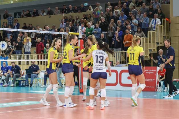 30 11 2024, xusrbx, Volleyball 1 Bundesliga Damen, VC Wiesbaden SSC Palmberg Schwerin emspor, f l the players of SSC Palmperg Schwerin, DFL DFB REGULATIONS PROHIBIT ANY USE OF PHOTOGRAPHS as IMAGE SEQUENCES and or QUASI VIDEO Wiesbaden
