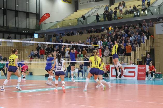 30 11 2024, xusrbx, Volleyball 1 Bundesliga Damen, VC Wiesbaden SSC Palmberg Schwerin emspor, v l the players of both teams, spectators, DFL DFB REGULATIONS PROHIBIT ANY USE OF PHOTOGRAPHS as IMAGE SEQUENCES and or QUASI VIDEO Wiesbaden