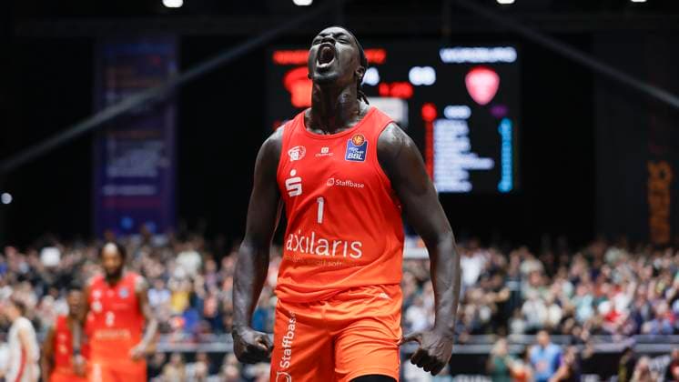 Bilder des Jahres 2024, Sport 11 November Sport Themen der Woche KW48 Sport Bilder des Tages Im Bild: Aher Uguak (NINERS Chemnitz, 1), Jubel nach seinem wichtigen 3-Punkte Wurf 30.11.2024, NINERS Chemnitz vs. FIT-One Wuerzburg Baskets, easyCredit BBL, 10. Spieltag, Deutschland, Chemnitz, Messe Chemnitz, *** In the picture Aher Uguak NINERS Chemnitz, 1 , cheering after his important 3 point shot 30 11 2024, NINERS Chemnitz vs FIT One Wuerzburg Baskets, easyCredit BBL, Matchday 10, Germany, Chemnitz, Messe Chemnitz, Copyright: HMBxMedia xJulienxBecker