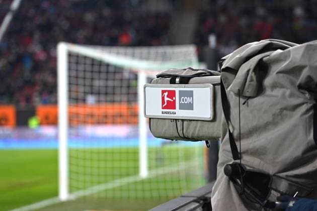 Fersehkamera mit Bundesligalogo,Emblem am Spielfeldrand. Fussball 1. Bundesliga Saison 2024 2025, 12.Spieltag, Spieltag12 FC Augsburg - VFL Bochum 1-0 am 30.11.2024, WWK Arena Augsburg.