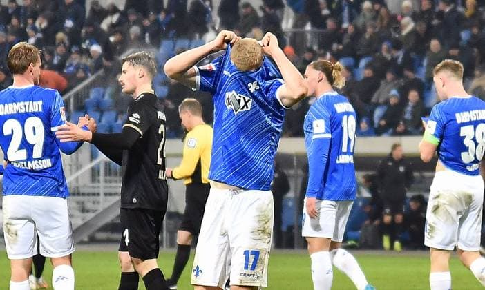 30 11 2024, xhbx, Fußball 2 Bundesliga, SV Darmstadt 98 Preussen Münster emspor, v l Kai Klefisch SV Darmstadt 98 enttaeuscht, enttaeuscht schauend, dissapointed, Spieler, Mannschaft von SV Darmstadt 98 nach Abpfiff DFL DFB REGULATIONS PROHIBIT ANY USE OF PHOTOGRAPHS as IMAGE SEQUENCES and or QUASI VIDEO Darmstadt
