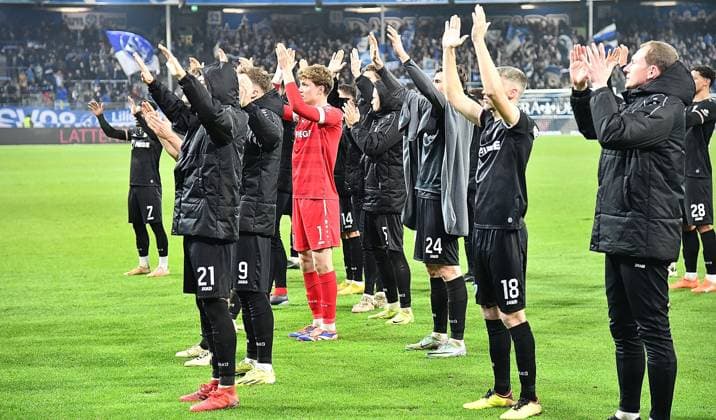 30 11 2024, xhbx, Soccer 2 Bundesliga, SV Darmstadt 98 Preussen Münster emspor, v l players, team of Preußen Münster after final whistle with the fans DFL DFB REGULATIONS PROHIBIT ANY USE OF PHOTOGRAPHS as IMAGE SEQUENCES and or QUASI VIDEO Darmstadt
