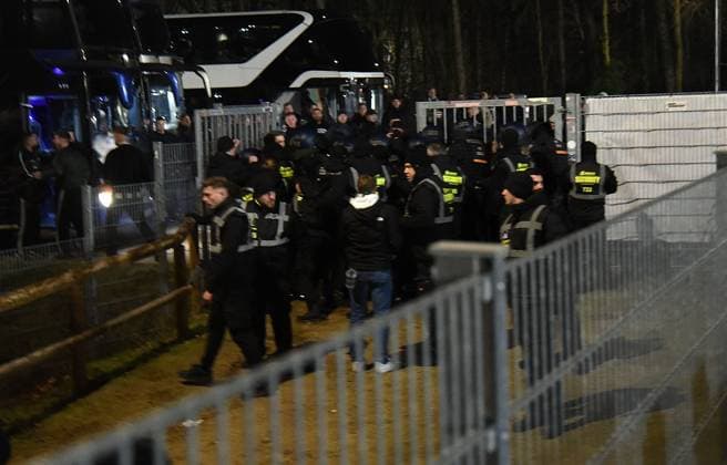 30 11 2024, xhbx, Soccer 2 Bundesliga, SV Darmstadt 98 Preussen Münster emspor, v l altercation after the match in the guest parking lot DFL DFB REGULATIONS PROHIBIT ANY USE OF PHOTOGRAPHS as IMAGE SEQUENCES and or QUASI VIDEO Darmstadt