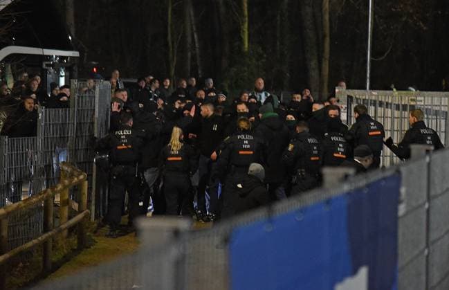 30 11 2024, xhbx, Soccer 2 Bundesliga, SV Darmstadt 98 Preussen Münster emspor, v l altercation after the match in the guest parking lot DFL DFB REGULATIONS PROHIBIT ANY USE OF PHOTOGRAPHS as IMAGE SEQUENCES and or QUASI VIDEO Darmstadt