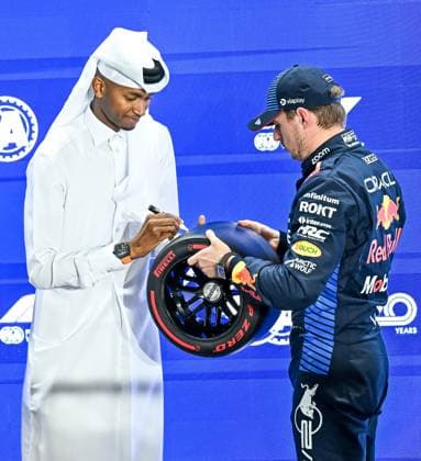 Formel 1, GP Katar in Losail, Qualifying Formula One Qatar Grand Prix - Qualifying Race Netherlands Formula One driver Max Verstappen of Red Bull Racing (R) receives the pole position trophy from Qatar s track and field athlete Mutaz Essa Barshim at the end of the qualifying session of the F1 Grand Prix of Qatar at Lusail International Circuit in Lusail, Qatar, on November 30, 2024 DOHA Qatar Copyright: xNOUSHADx