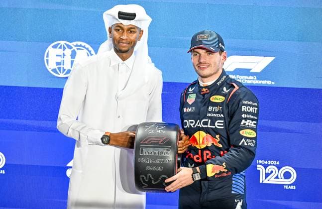 Formel 1, GP Katar in Losail, Qualifying Formula One Qatar Grand Prix - Qualifying Race Netherlands Formula One driver Max Verstappen of Red Bull Racing (R) receives the pole position trophy from Qatar s track and field athlete Mutaz Essa Barshim at the end of the qualifying session of the F1 Grand Prix of Qatar at Lusail International Circuit in Lusail, Qatar, on November 30, 2024 DOHA Qatar Copyright: xNOUSHADx