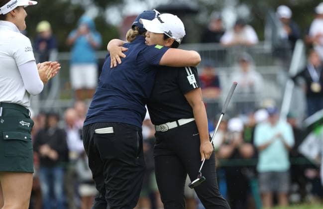 GOLF AUSTRALIAN OPEN, Jiyai Shin of Korea (right) is congratulated by Australia s Hannah Green on the 18th after winning the Women?s Australian Open at Kingston Heath Golf Club in Melbourne, Sunday, December 1, 2024. ( NO ARCHIVING, EDITORIAL USE ONLY, NO USE IN BOOKS WITHOUT CONSENT MELBOURNE VICTORIA AUSTRALIA  Copyright: xCONxCHRONISx 20241201146255846181