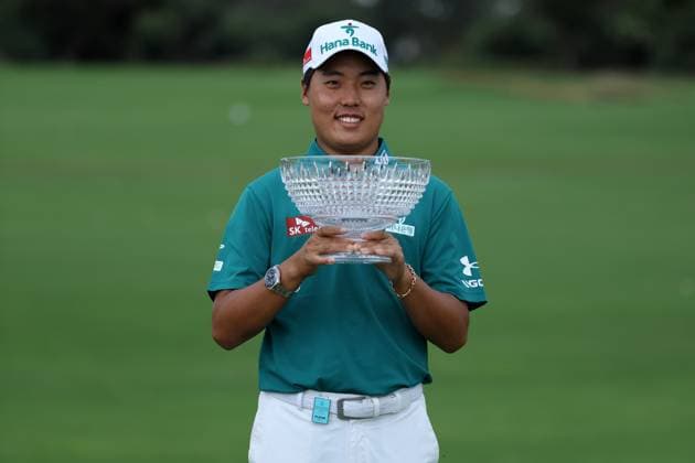 GOLF AUSTRALIAN OPEN, All Abilities winner Simon Seungmin Lee poses for his photo with his trophy at the conclusion of day four of the ISPS HANDA Australian Open at Kingston Heath Golf Club in Melbourne, Sunday, December 1, 2024. ( NO ARCHIVING, EDITORIAL USE ONLY, NO USE IN BOOKS WITHOUT CONSENT MELBOURNE VICTORIA AUSTRALIA  Copyright: xCONxCHRONISx 20241201187174759724