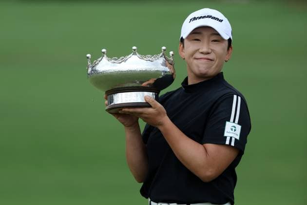 GOLF AUSTRALIAN OPEN, Jiyai Shin poses for a photo with the winners trophy at the conclusion of day four of the ISPS HANDA Australian Open at Kingston Heath Golf Club in Melbourne, Sunday, December 1, 2024. ( NO ARCHIVING, EDITORIAL USE ONLY, NO USE IN BOOKS WITHOUT CONSENT MELBOURNE VICTORIA AUSTRALIA  Copyright: xCONxCHRONISx 20241201145839171296