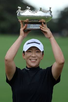 GOLF AUSTRALIAN OPEN, Jiyai Shin poses for a photo with the winners trophy at the conclusion of day four of the ISPS HANDA Australian Open at Kingston Heath Golf Club in Melbourne, Sunday, December 1, 2024. ( NO ARCHIVING, EDITORIAL USE ONLY, NO USE IN BOOKS WITHOUT CONSENT MELBOURNE VICTORIA AUSTRALIA  Copyright: xCONxCHRONISx 20241201158485215361