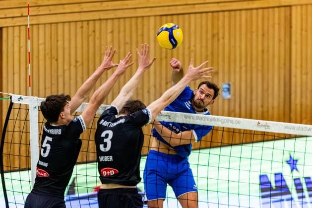 30 11 2024, GER, Volleyball, 2 BL Maenner Sued, Season 2024 2025, Blue Volleys Gotha TV 1861 Rottenburg Dominik Duchac Blue Volleys Gotha David Dornauf TV 1861 Rottenburg Jan Huber TV 1861 Rottenburg 99867 Gotha Sporthalle Sportanlage Ernesti Thüringen Germany