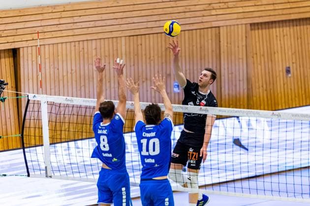30 11 2024, GER, Volleyball, 2 BL Maenner Sued, Season 2024 2025, Blue Volleys Gotha TV 1861 Rottenburg Maik Trautmann TV 1861 Rottenburg Dominik Duchac Blue Volleys Gotha Maximum Crowder Blue Volleys Gotha 99867 Gotha Sporthalle Sportanlage Ernesti Thüringen Germany