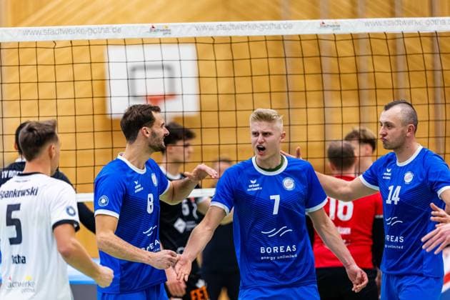 30 11 2024, GER, Volleyball, 2 BL Maenner Sued, Saison 2024 2025, Blue Volleys Gotha TV 1861 Rottenburg Hannes Krochmann Blue Volleys Gotha cheering together with Dominik Duchac Blue Volleys Gotha and Tomasz Gorski Blue Volleys Gotha 99867 Gotha Sporthalle Sportanlage Ernesti Thüringen Germany