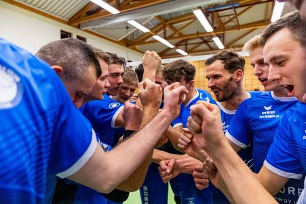 30 11 2024, GER, Volleyball, 2 BL Maenner Sued, Saison 2024 2025, Blue Volleys Gotha TV 1861 Rottenburg big cheers for the Blue Volleys Gotha team, the Blue Volleys Gotha win in 3 sets against TV 1861 Rottenburg 99867 Gotha Sporthalle Sportanlage Ernesti Thüringen Germany